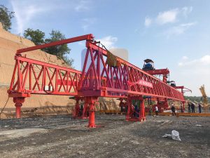 520T self-balancing beam launcher crane